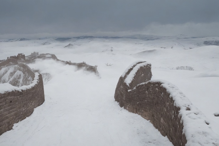  (raw photo:1.3), (masterpiece),(highquality),bestquality,real,(realistic),superdetailed,(, fulldetail),(4k), 8K, colorful, vibrant, trending on artsation, (cinematic mood:1.3), scene of the Great Wall is covered in snow and the trees are bare, the Great Wall winds through the mountains and disappears into the mist, the sky is pale blue and the mountains are shrouded in mist, the photo was taken from an elevated position overlooking the Great Wall, snow mountain, inspiration by by esao andrews, shutterstock contest winner, art photography, national geographic photo, dynamic composition, associated press photo, ancient architecture