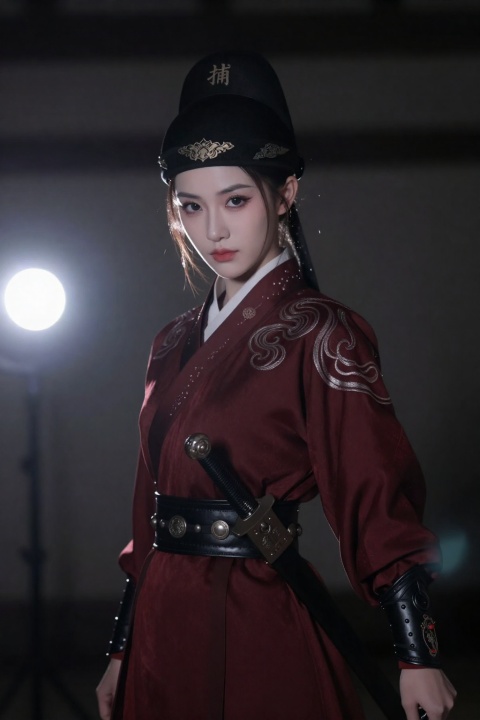 一位俊美冷艳的唐代机甲女差役形象。她头戴微微上翘的黑色金边刺绣图案幞头,上面印有錞金小字“捕”,露出那圆润饱满、肤色白皙的额头。弯弯的柳叶眉下,明亮有神的双眸中透着坚定与干练。小巧挺直的鼻梁,淡雅朱红的樱桃小嘴微微抿起。大眼,睫毛,眼线,粉唇,身着一袭酒红色的窄袖机甲胡服,领口与袖口处绣着精致的银丝云纹,黑色皮质腰带束于腰间,上面挂着差役令牌。小蛮腰上挎着一柄带红樱的捕头刀鞘,身材凹凸有致,她整体造型展现出职业的威严,画面色调沉稳且和谐,突出了人物的独特气质。身后有探照灯,闪光灯拍摄,逆光,发丝光,轮廓光,暗调摄影,动态模糊,强烈的视觉冲击力,倾斜构图,