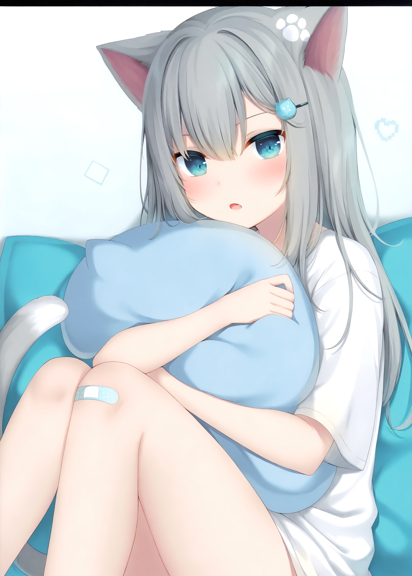 masterpiece,absurdres,best quality,petite,high quality,//,1girl, animal_ears, bandaid_on_leg, solo, shirt, grey_hair, cat_ears, hair_ornament, letterboxed, blue_eyes, long_hair, white_shirt, looking_at_viewer, bandaid_on_knee, hugging_object, pillow, bandaid, short_sleeves, knees_up, hairclip, blush, cat_girl, hair_between_eyes, parted_lips, cat_tail, fang, tail, pillow_hug, eyebrows_hidden_by_hair, open_mouth, animal_ear_fluff, sitting, feet_out_of_frame, :o//,<lora:amashiro_natsuki ——【CKXL】hans:0.8>,
