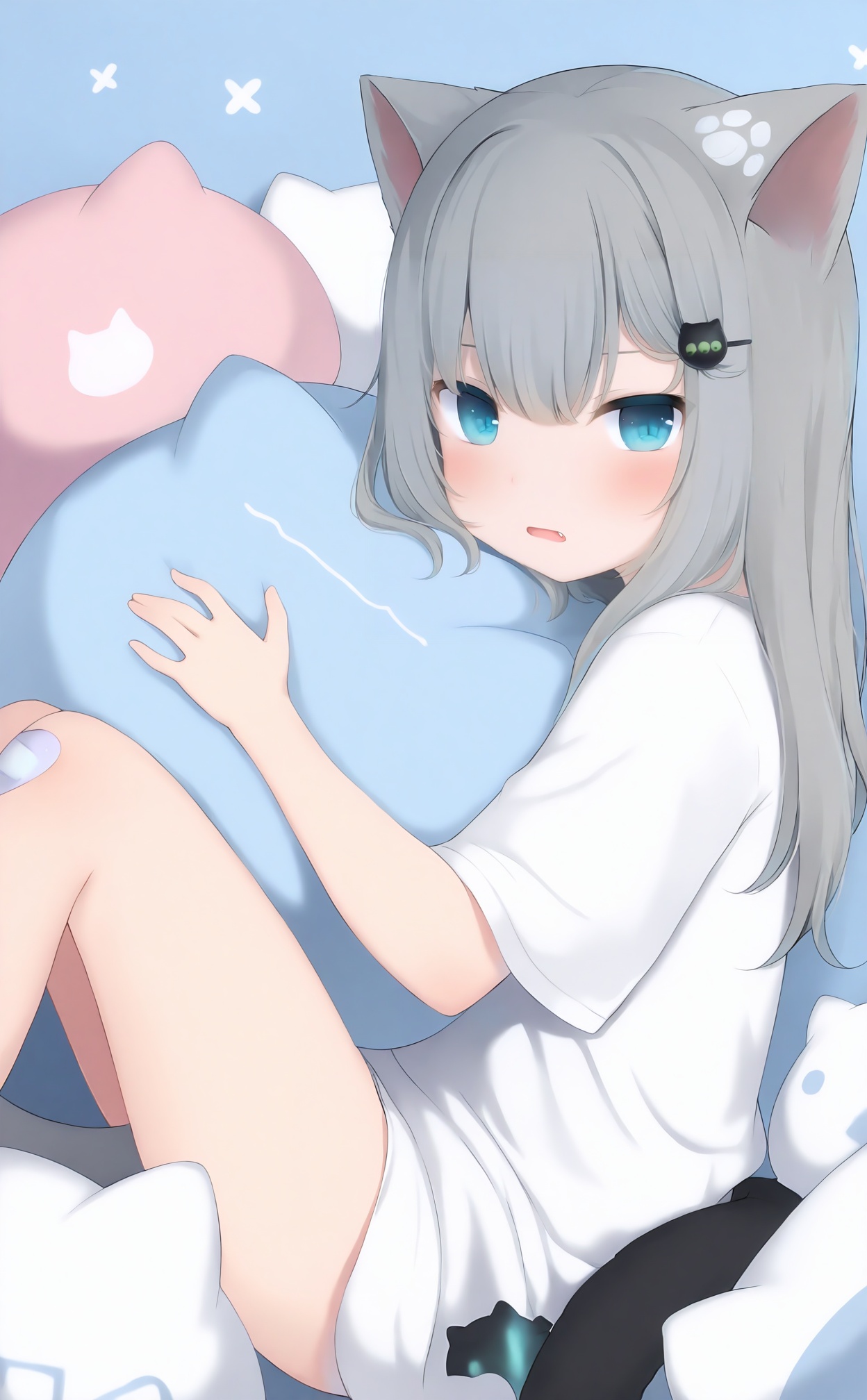 masterpiece,absurdres,best quality,loli,petite,high quality,//,1girl,animal_ears,bandaid_on_leg,grey_hair,cat_ears,solo,shirt,hair_ornament,blue_eyes,looking_at_viewer,long_hair,bandaid_on_knee,white_shirt,bandaid,pillow,hugging_object,short_sleeves,hairclip,knees_up,cat_girl,blush,cat_tail,open_mouth,hair_between_eyes,parted_lips,fang,virtual_youtuber,sitting,tail,pillow_hug,eyebrows_hidden_by_hair,//,<lora:gancheng1214——【noob】hans:1>,