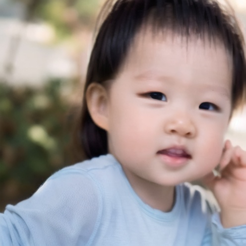 solo,female focus,1girl,<lora:lora-000009.by_tusi:1>,black hair,realistic,looking at viewer,child,shirt,black eyes,lips,blurry,upper body,long sleeves,frustrated brow,shaded face,