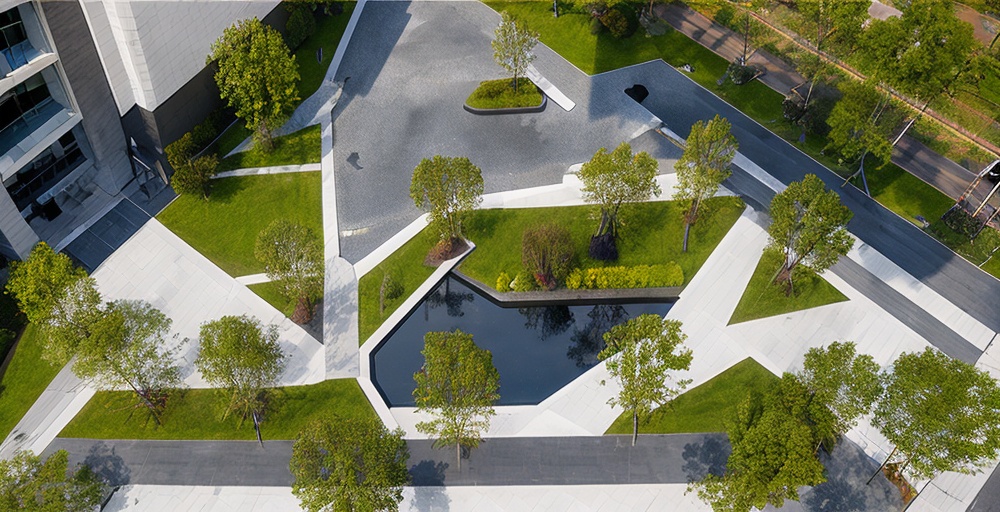 realistic,<lora:折线景观:0.7>,human viewpoint,perspective,park,