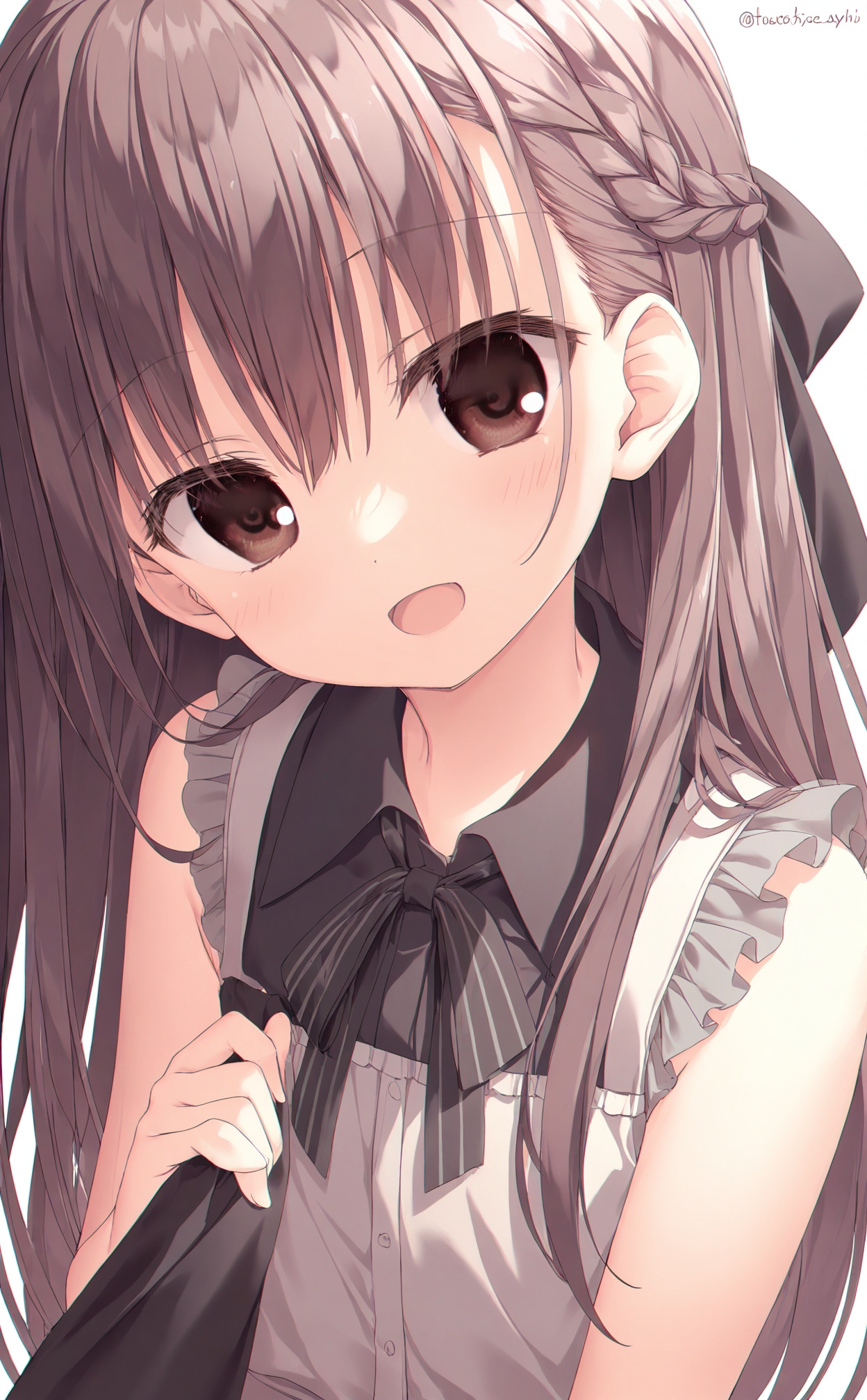 masterpiece,very aware,highres,absurdres,newest,best quality,high quality,loli,petite,chromatic_aberration,//,1girl, solo, long hair, brown hair, looking at viewer, brown eyes, shirt, open mouth, braid, simple background, ribbon, smile, white background, grey bow, sleeveless, upper body, bow, twitter username, black ribbon, black shirt, hair ribbon, collared shirt, neck ribbon, black bow, head tilt, sleeveless shirt, hair between eyes, grey ribbon, frills, :d, hair bow, striped bow, bowtie, frilled shirt, dot nose//,<lora:yzk——【noob】hans:1>,