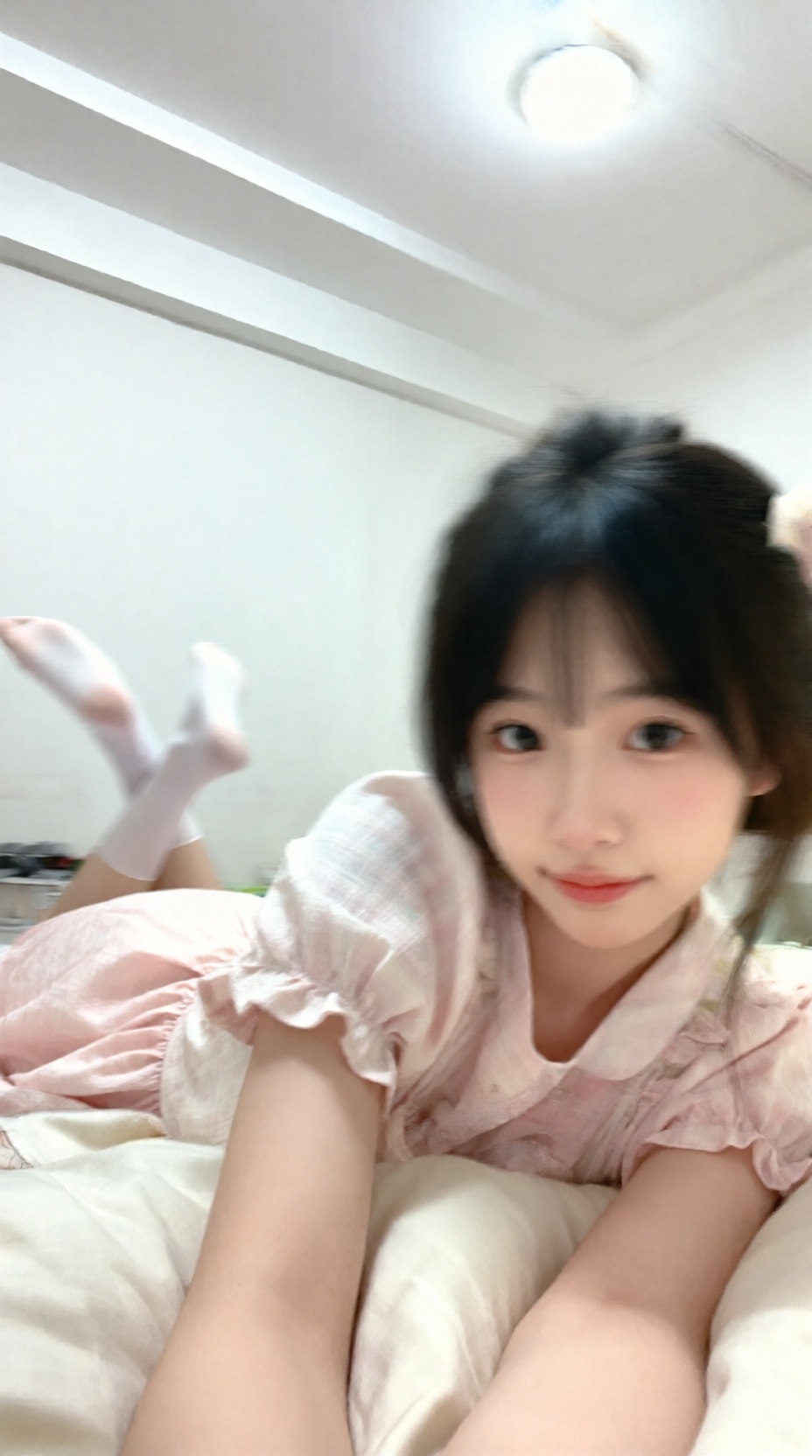 一个穿淡粉色格裙的女生躺在床上上,看着镜头,图像质量良好,运动模糊,室内开白灯,自拍视角,写实风格,