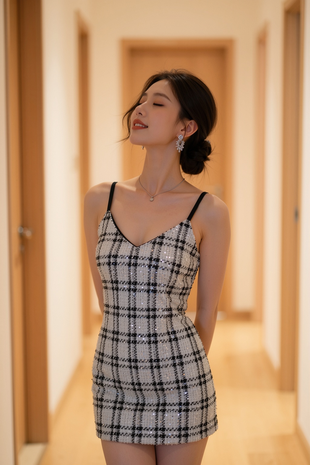 这是一幅描绘年轻女性在室内走廊镜前摆拍的细腻摄影作品。画面主体是一位身形修长、皮肤呈现健康小麦色的年轻女子,  她正站在浅色木质走廊的镜前,  身体正面朝向镜头方向 on Tensor.Art