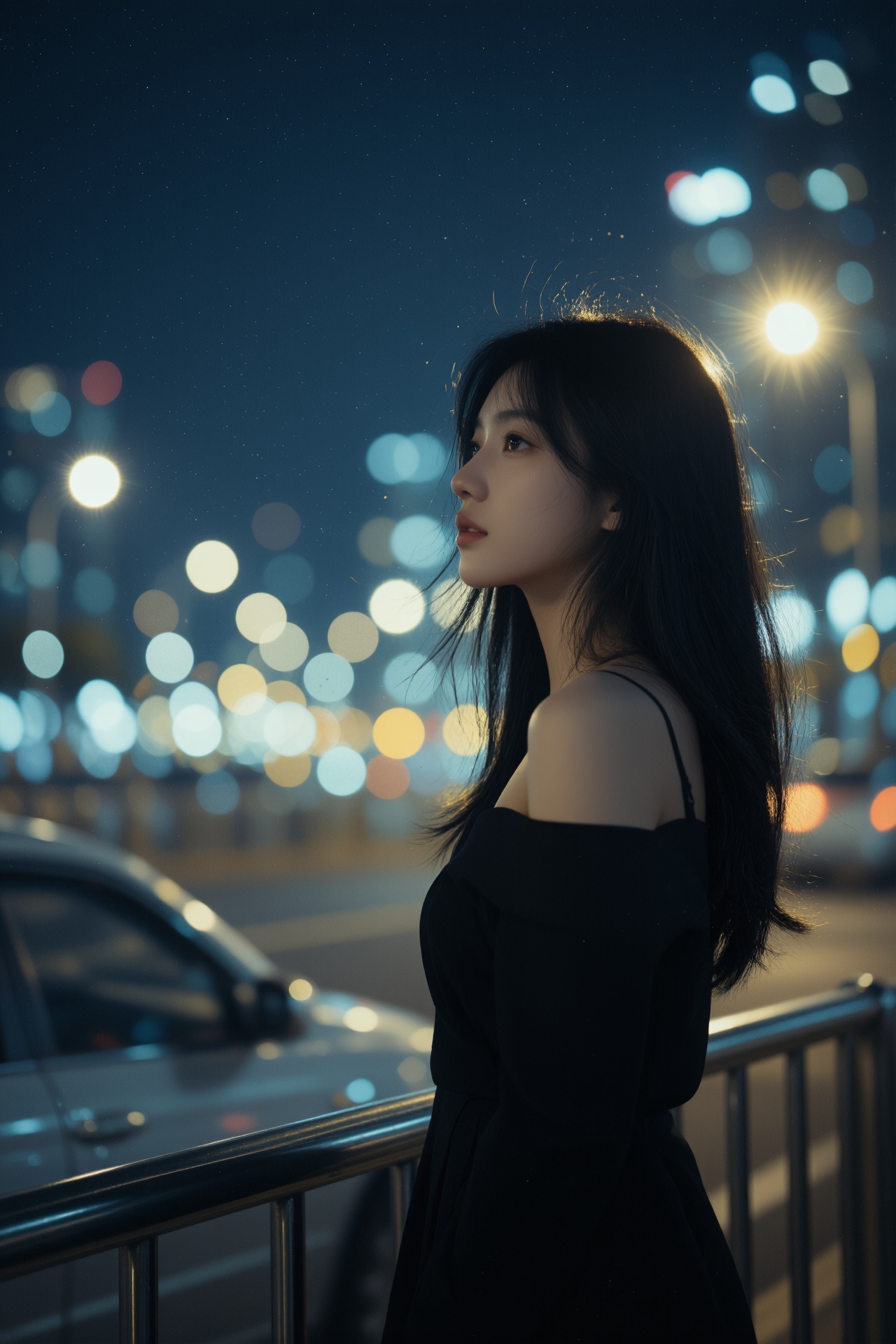 一位年轻女性侧身站立在夜晚的城市街头,  她有着乌黑柔顺的长发,  发丝自然垂落 on Tensor.Art