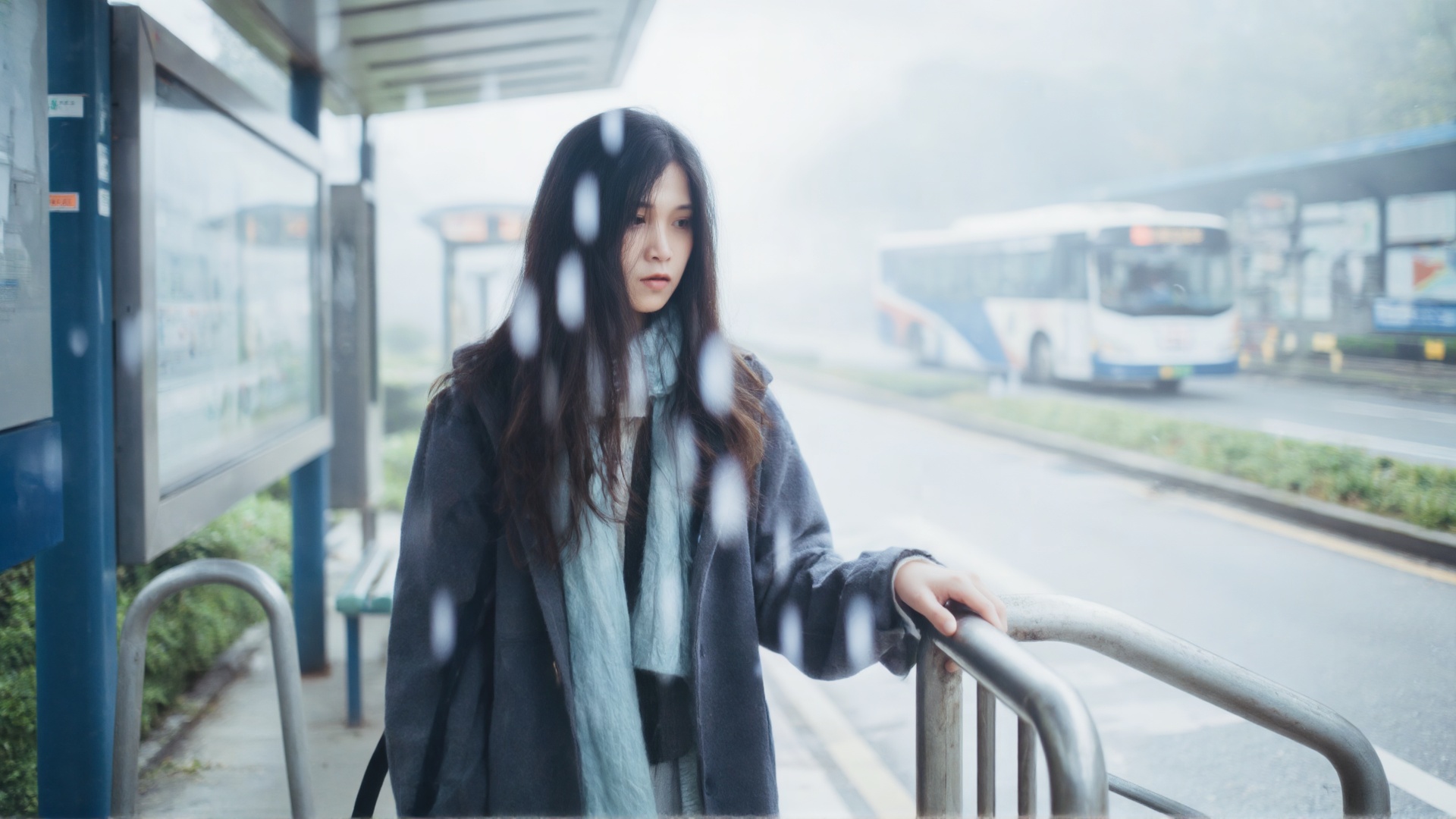 xm,  梦核ins 低像素摄影风格,  清冷女生站在露天公交站台 by SUNSHINE on Tensor.Art