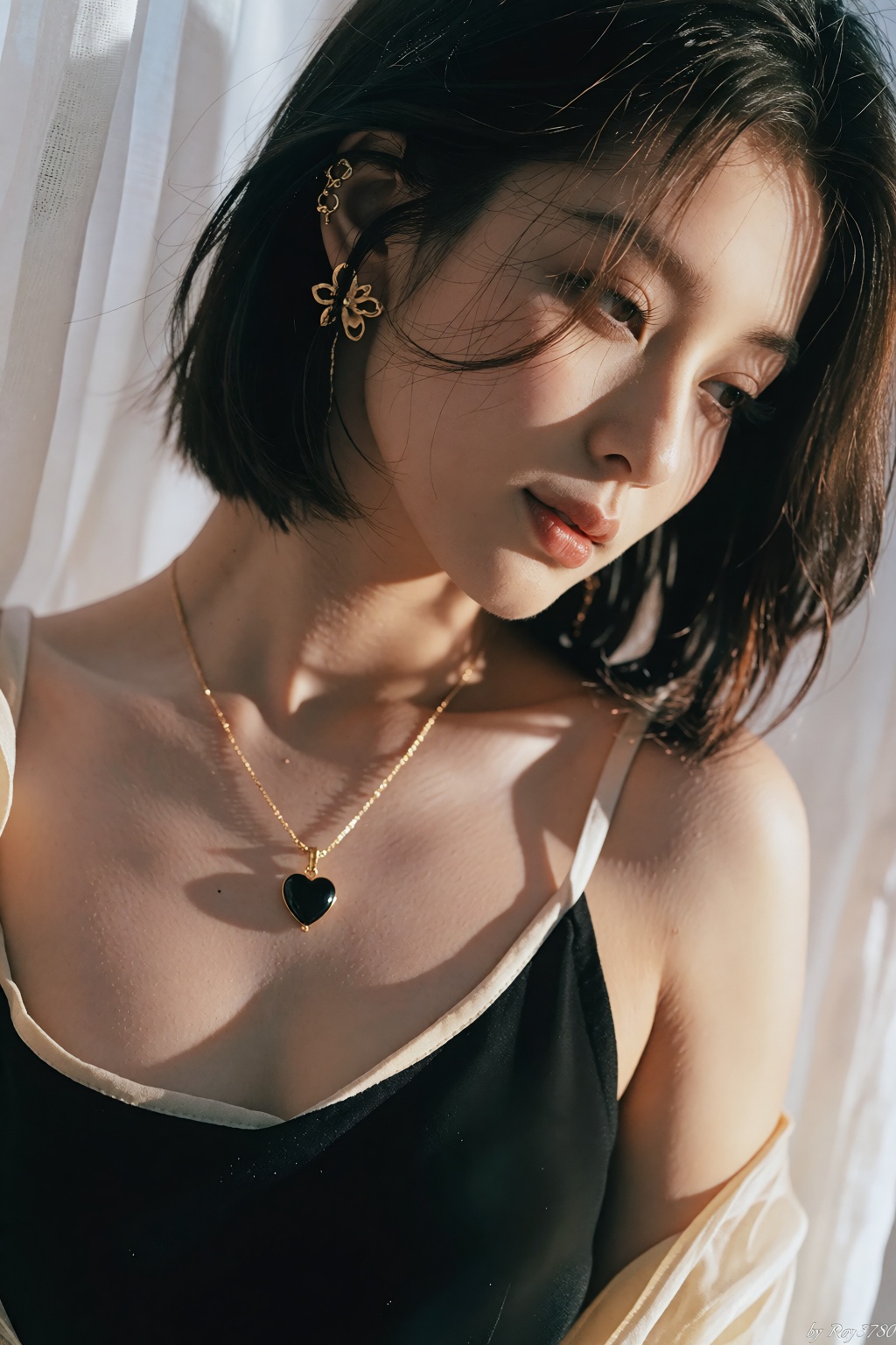 一位东亚女性,  短发及下颌,  发色深棕带浅棕高光 on Tensor.Art