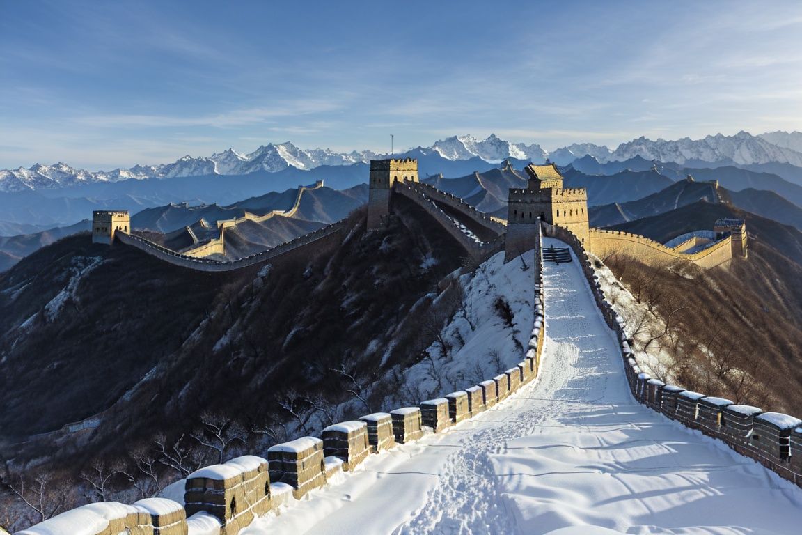 spring,the great wall,without humans,Snow covers the ground, Mountains, dusk, Winter，<lora:changcheng:0.7>