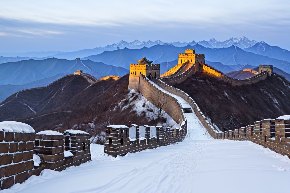 spring,the great wall,without humans,Snow covers the ground, Mountains, dusk, Winter，<lora:changcheng:0.7>