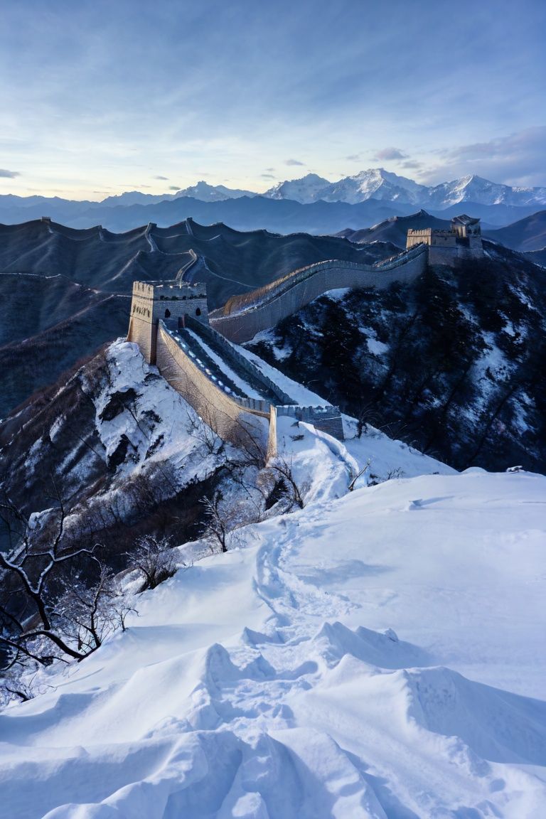 ccurate,UHD,textured skin,high details,super detail,award winning,real skin,1girl,hanfu,standing,upper body,spring,the great wall,Snow covers the ground,Mountains,dusk,<lora:changcheng:0.6> ,<lora:WDR_汉服写实_1.0:0.7>,