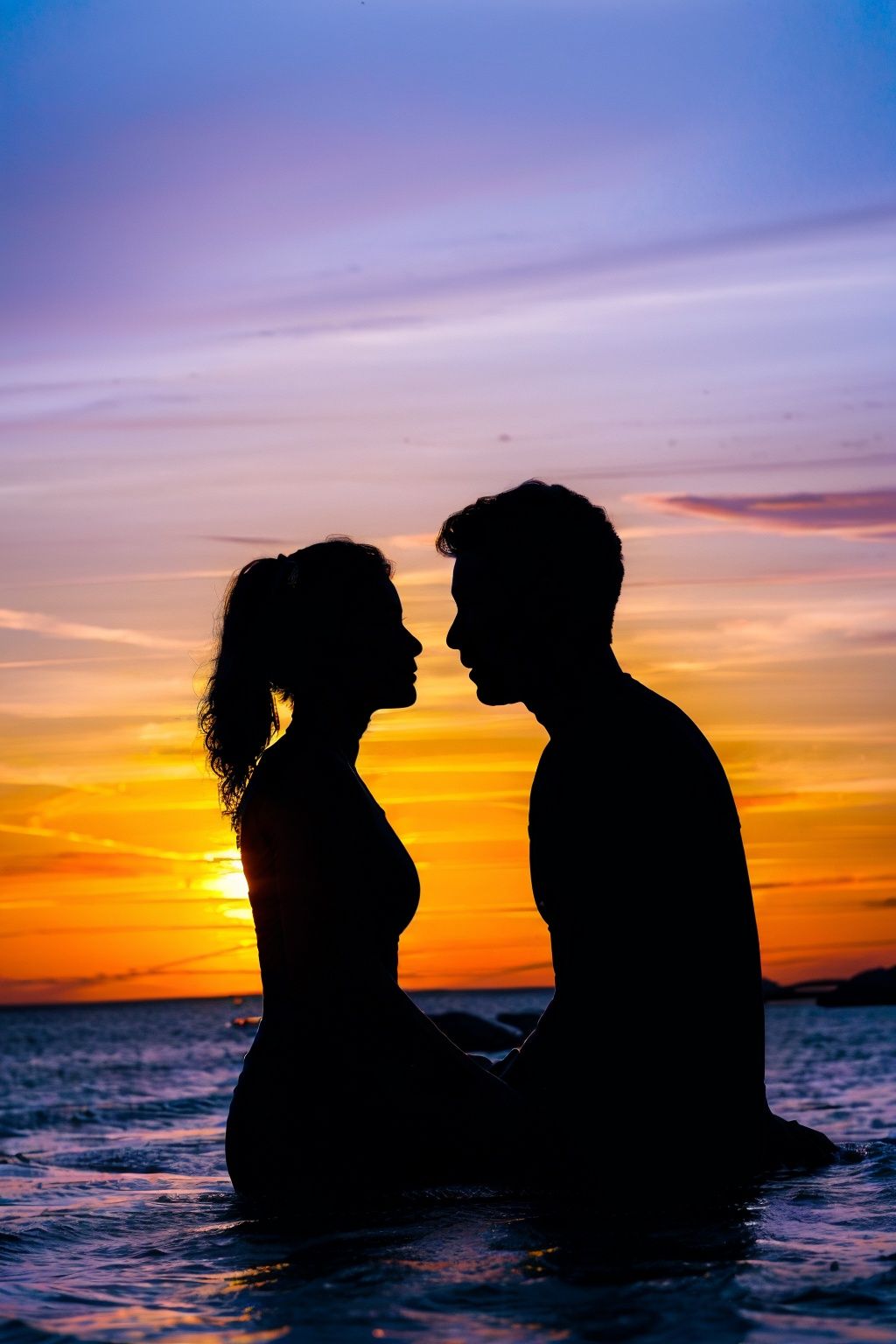 <lora:jianying:1>,jianying,silhouette,,couple ,upper body ,from side ,sitting ,ocean,sunset ,,,