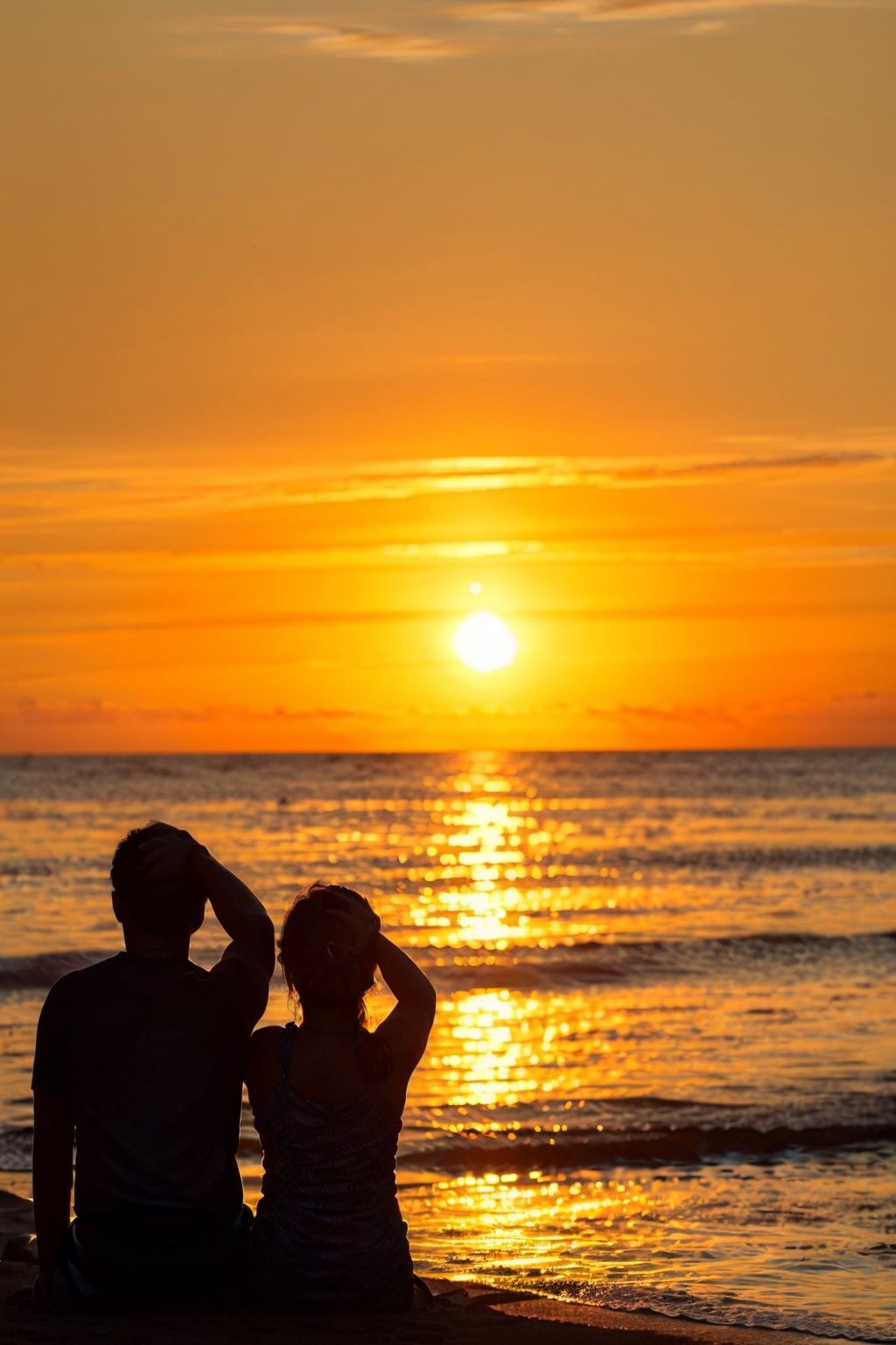 <lora:jianying:1>,jianying,silhouette,,couple ,upper body ,from behind ,sitting ,ocean,sunset ,curtains ,,