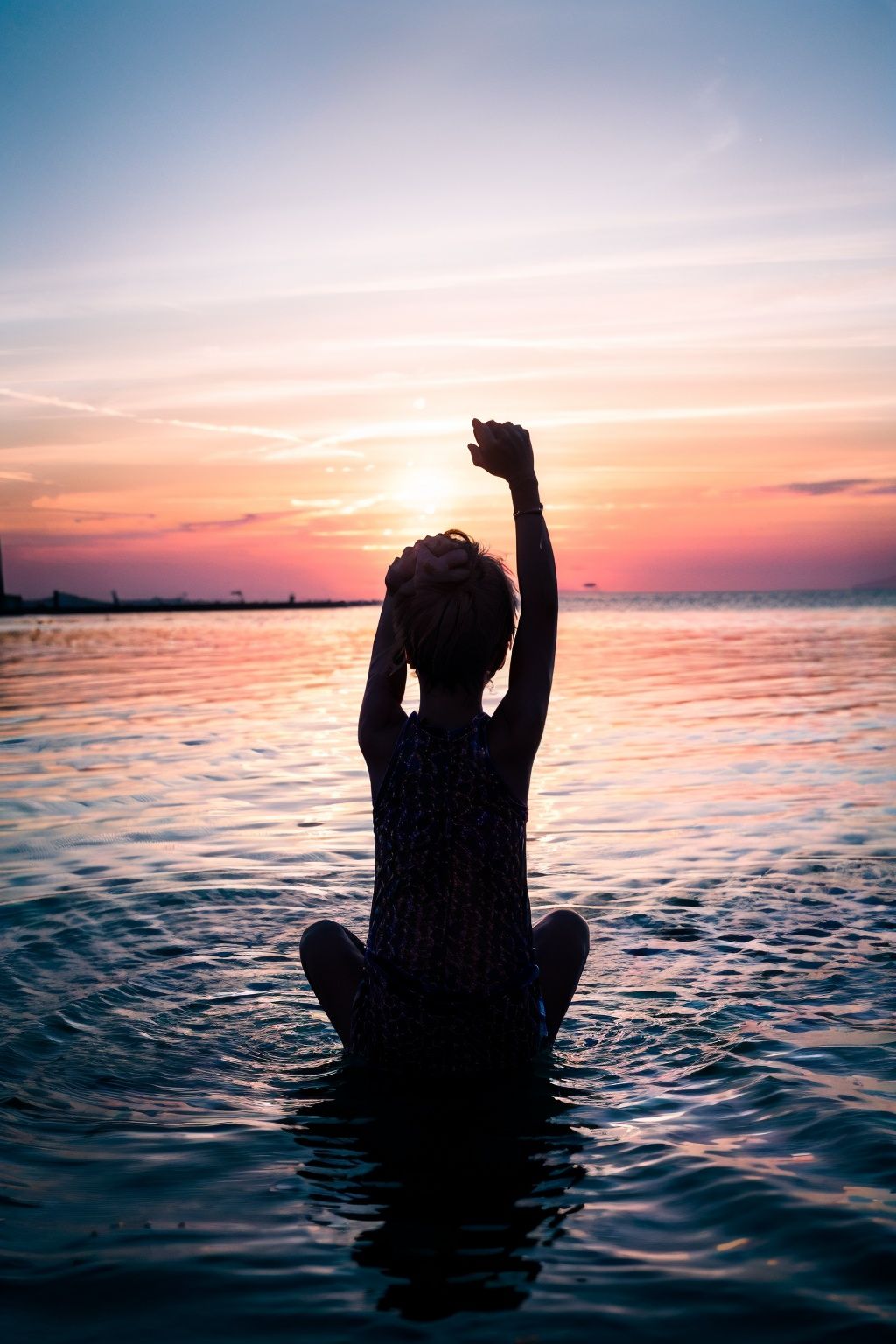<lora:jianying:1>,jianying,silhouette,,child,little boy ,upper body ,from behind ,sitting ,reflection, water ,,,