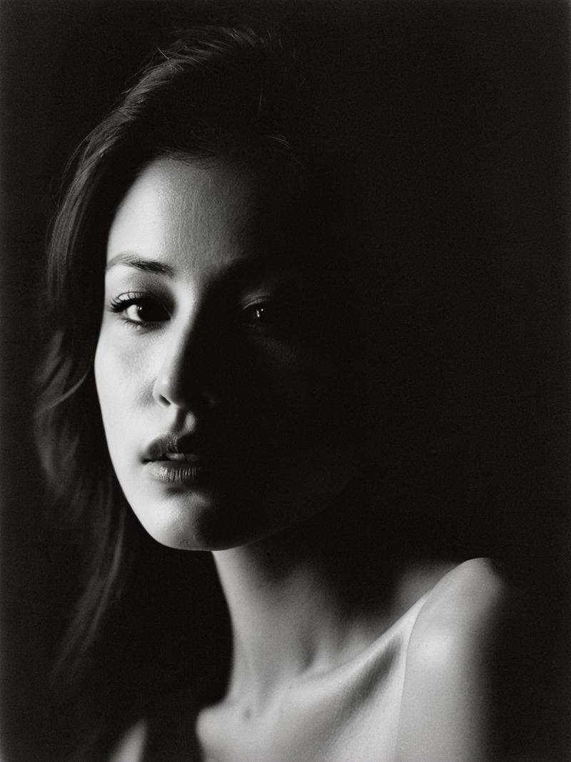 muchen,cngirl,(imperfect skin face:0.7),Photo of TWbabeXL01,NSFW,(Soft Lighting Photography by Mimoza Veliu and Mario Giacomelli:1.2),award-winning photography,aesthetic and beauty,astounding details,high depth of field,f/1.4,framing,breakthrough,collodion process,soft particles,ageless atmosphere,(maroon and marigold colors:0.1),dark,chiaroscuro,low-key,