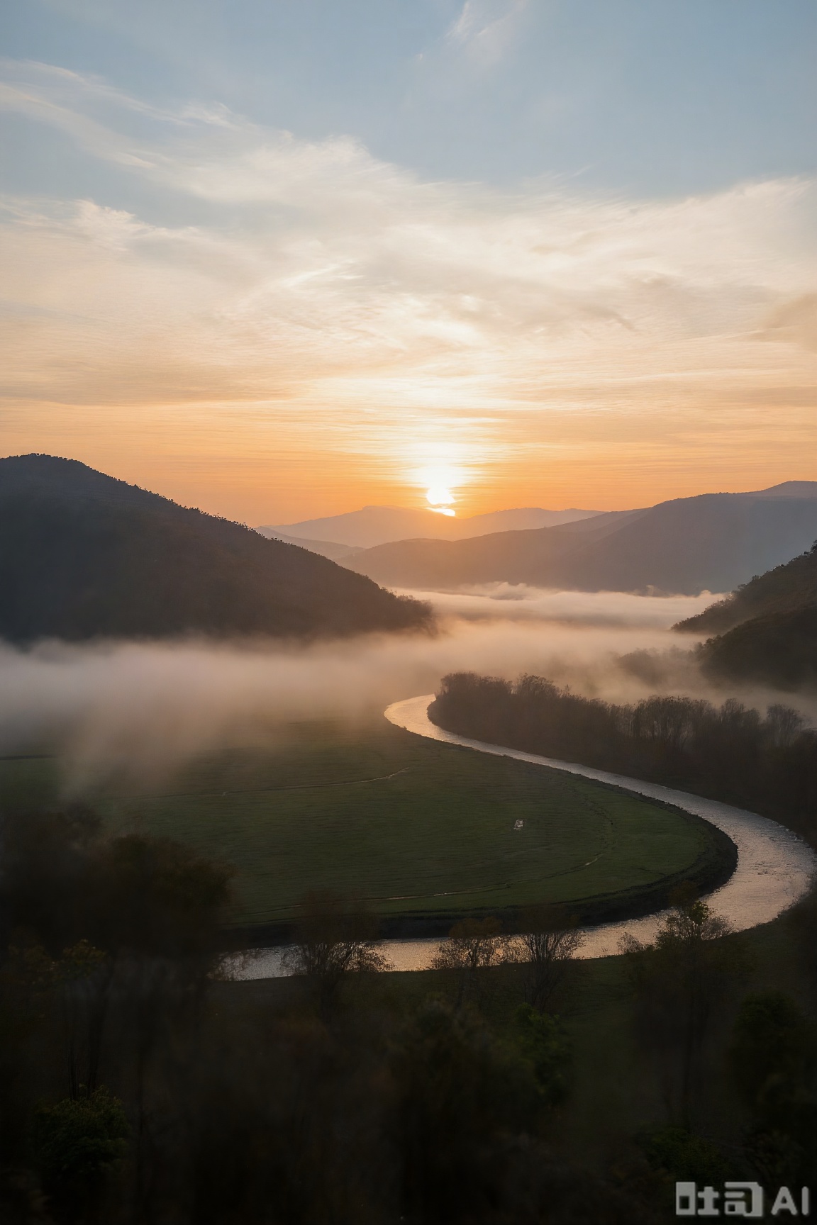 This is a beautiful natural scenery. In the picture, a golden sun is slowly rising or falling, emitting a soft light, dyeing the sky with gorgeous colors intertwined by orange and light blue. There is a thin layer of morning mist or dusk in the mountains, adding a bit of hazy beauty to the scenery. A winding river shuttles between large green fields and dense forests, with light and shadow intertwined, the whole scene is quiet and charming, full of the vitality and poetry of nature.