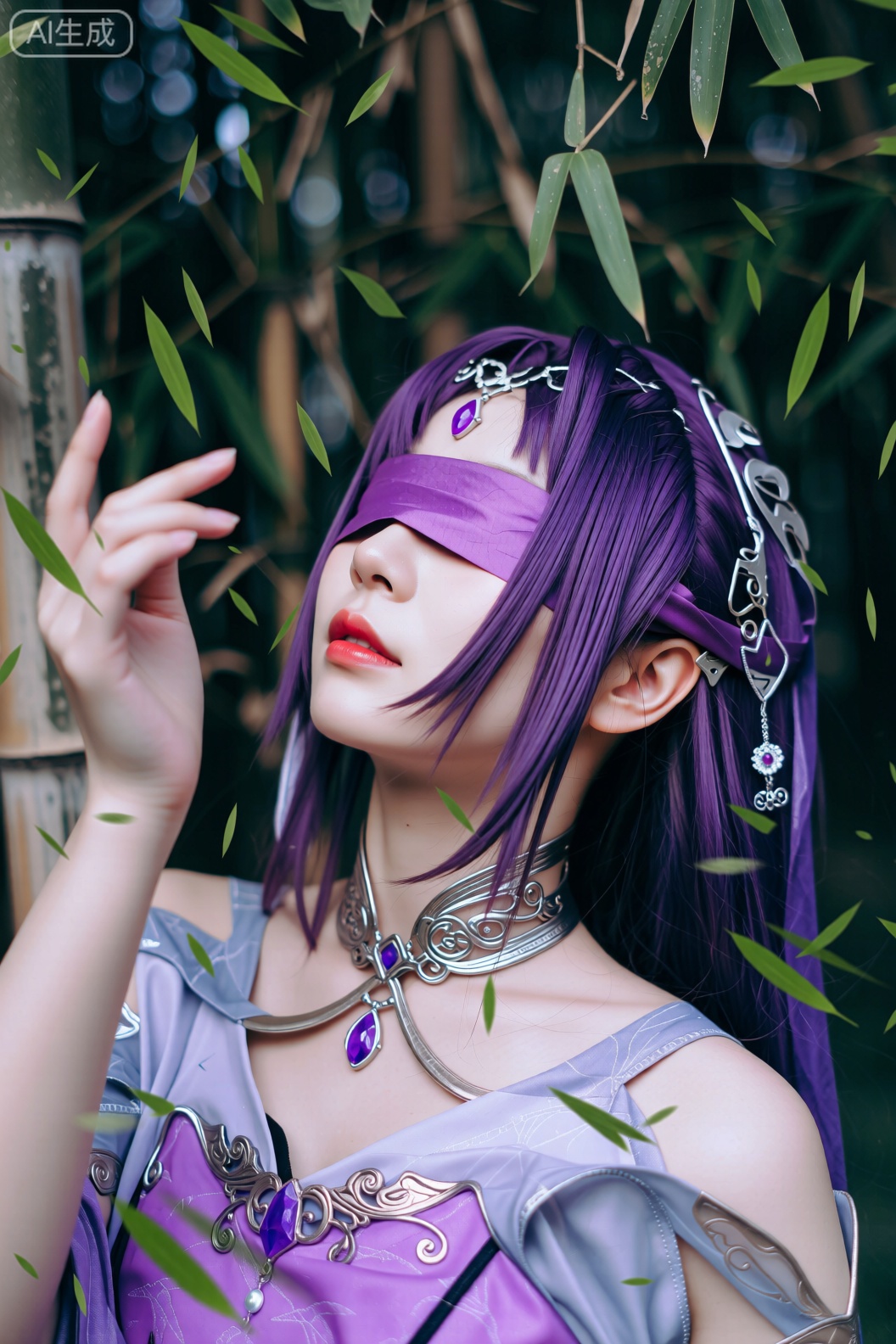 一位人物身处竹林之中,有着紫色的长发,佩戴着带有紫色宝石的复杂金属颈饰与耳饰,紫色宽带蒙着双眼,头上还有精致的饰品。她的手部抬起,周围有竹叶飘落,背景是茂密的绿色竹子,整体画面营造出神秘且唯美的古风奇幻氛围。