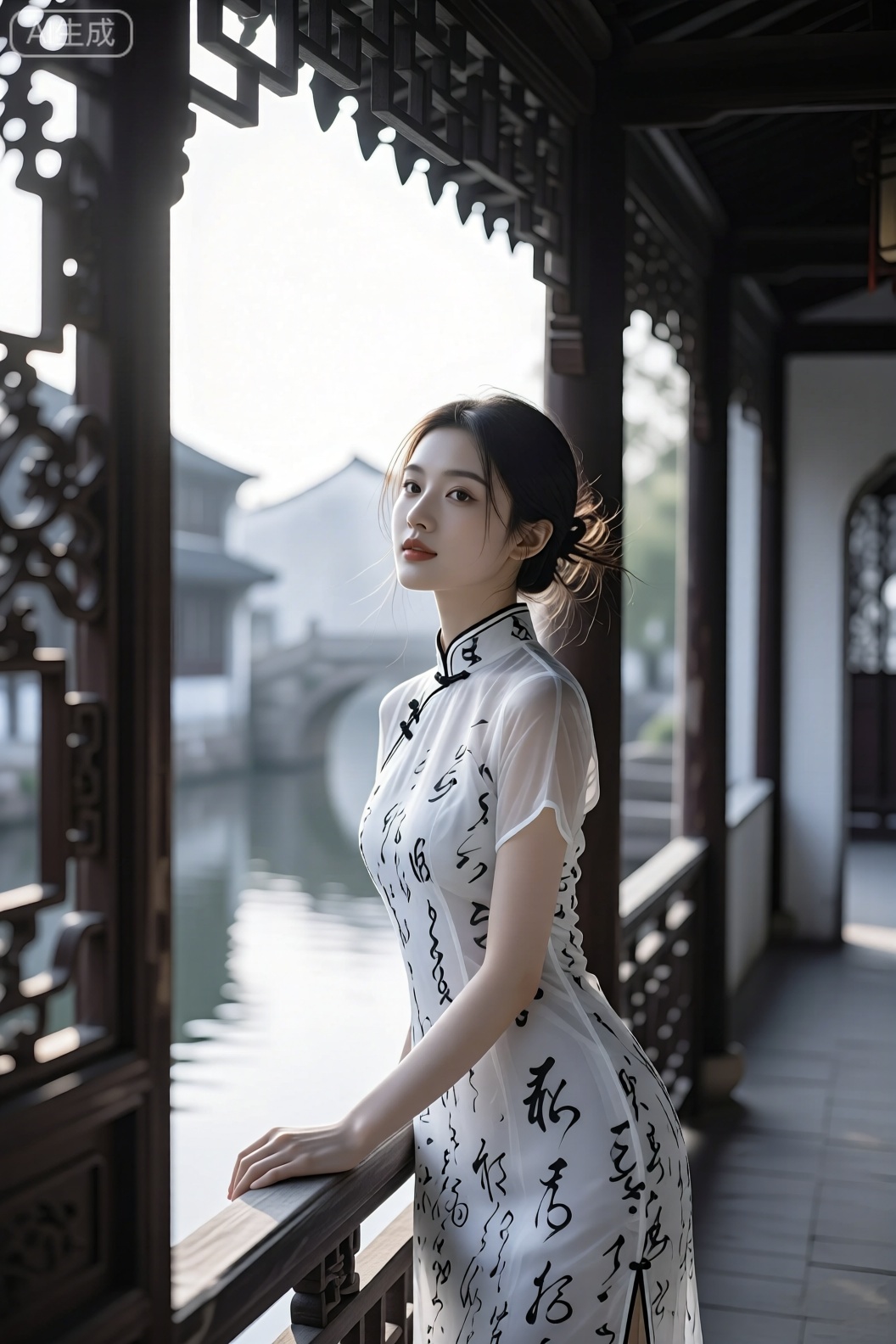 主体描述：女性眼神温柔而坚定,微扬下巴,露出自信浅笑。头发随意挽起,几缕碎发自然垂落。身着白底黑字书法纹样微透旗袍,一只手轻搭在栏杆上,身姿婀娜,展现出优雅气质。场景设定：采用中景,背景为带有复古雕花的木质回廊,远处可见朦胧的江南水乡景色。光线：利用清晨或傍晚的柔和逆光,勾勒出女性曼妙轮廓,再用反光板适当补光于面部和身体前侧。渲染：营造出静谧且富有诗意的氛围。色彩：以白、黑为主色调,与古朴的回廊木色相互映衬。构图：采用框架构图,以回廊的雕花作为框架,将女性置于其中。拍摄角度：稍仰拍,凸显女性的优雅与高挑。滤镜：淡复古色调滤镜,增强画面的年代感。摄影参数：使用徕卡SL2 相机,搭配APO - Summicron - SL 90mm f/2 ASPH 镜头,快门1/125s,光圈f/2.2,焦段90mm。
