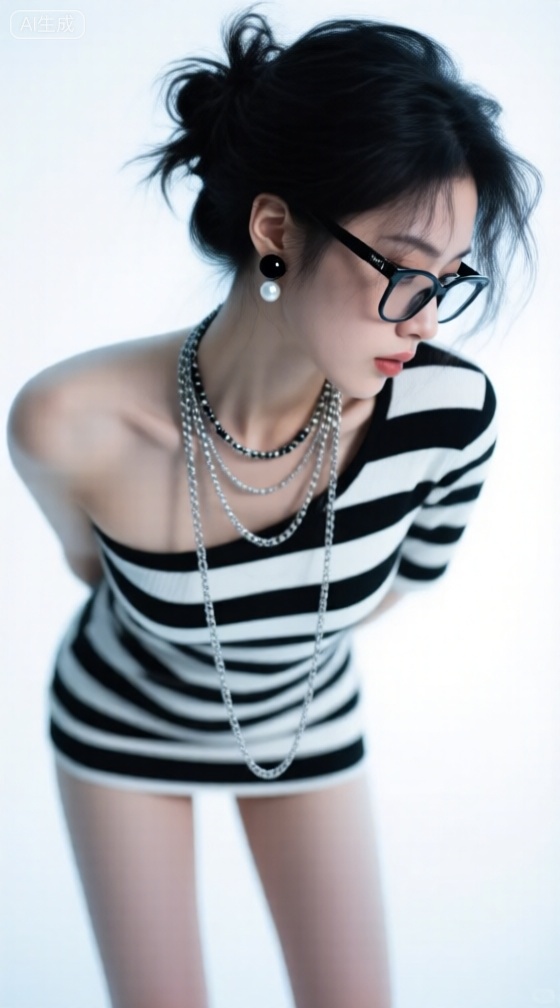 大师级作品,[美女,一个灵动的美女模糊人像黑色头发造型独特,部分扎成凌乱的发髻,质感蓬松且富有层次,肌肤呈冷调的白皙,细腻通透,腿部线条修长,她身着黑白条纹的上衣,衣身条纹宽窄不一,搭配多条项链,还有一副带有链条的眼镜,耳朵上装饰着黑色耳饰与珍珠耳饰,她姿态随性,身体微微侧立,头部轻低],自由构图,戏剧性的景深效果,人物拥有凌乱的头发与清晰的锁骨,呈现自由动作与自由视角,神情深邃,背景明亮清冷,专业调色,8K分辨率,超高细节,杰作