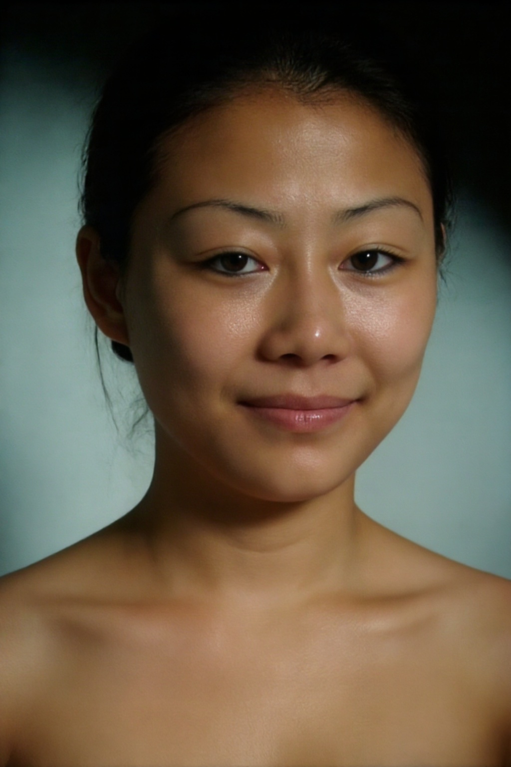 1girl,film,cinematic,xm,最佳画质,8K,超写实,比例2:3,复古电影写真色调,暖色调高光,暗部青蓝调,胶片颗粒,柔焦,暗角,氛围感光影,色彩统一,电影质感上色,超高分辨率,写实摄影,绝美14岁东亚少女,精致五官,恬静笑容,眼神柔和明亮,细腻通透肌肤,真实皮肤质感,极致细节,高清肤质,强化,半扎发,纯色浅灰背景,柔和均匀面光,皮肤通透有层次,面部特写,右侧45°