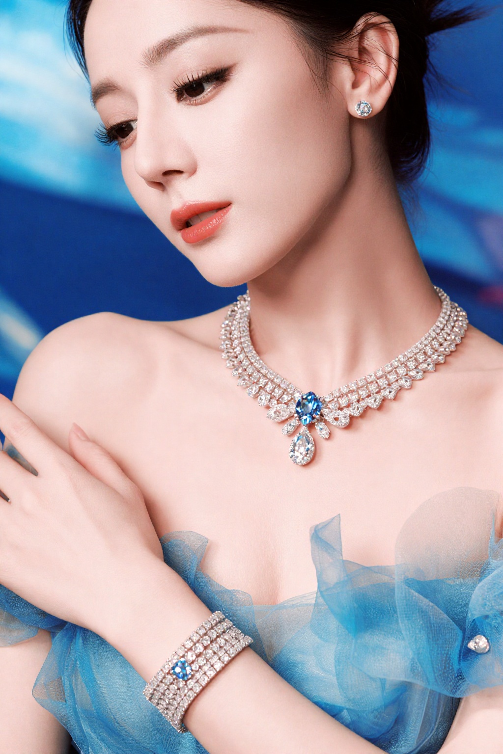 高级珠宝广告,  年轻东方女性,  佩戴全套钻石珠宝（项链、耳环、手镯） by SUNSHINE on Tensor.Art